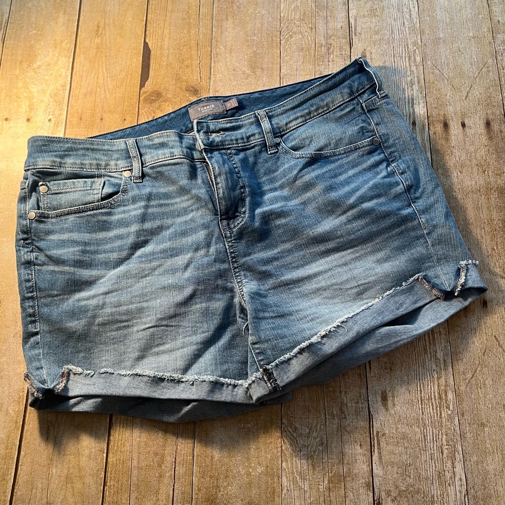 Torrid Women’s Jean Denim #Feel The Fit Cutoff Shorts EUC 5-inch Inseam Size 18